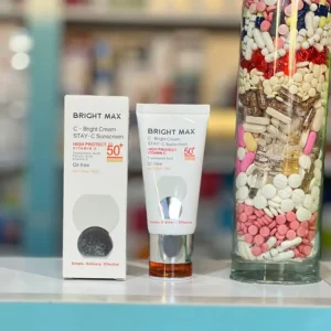 تیوپ کرم ضد آفتاب روشن کننده پریم مدل سی برایت با SPF50 مناسب انواع پوست در پس زمینه سفید