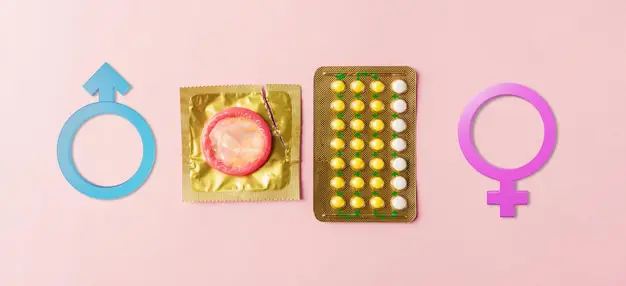 چیدمانی از بسته‌بندی محصولات بهداشت جنسی و زناشویی شامل کاندوم و لوبریکانت برای خرید آنلاین در تبریز