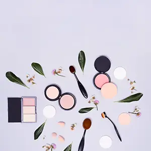 مجموعه کامل محصولات آرایشی شامل کرم پودر، رژ لب و ریمل در داروخانه آنلاین سودافارما در تبریز